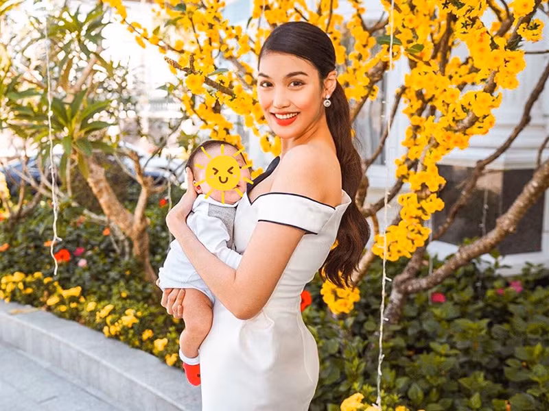 Gần đây, Lan Khuê liên tục diện trang phục giúp cô khoe vai trần gợi cảm hay vòng một hờ hững.