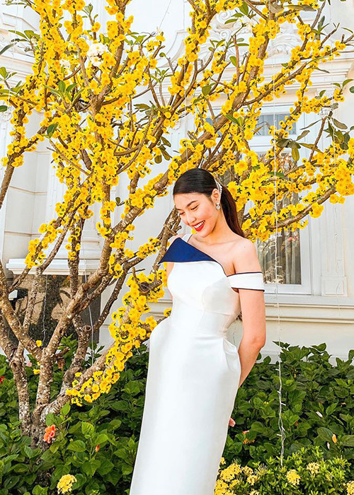 Hình ảnh top 11 Hoa hậu Thế giới 2015 rạng rỡ trong bộ đầm lệch vai dịp Tết Nguyên Đán 2020.