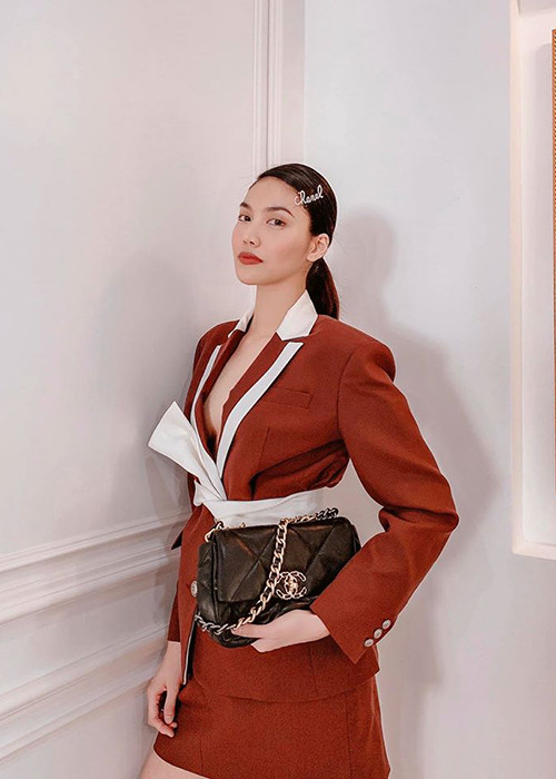 Ngoài đầm lệch vai, gần đây, người đẹp sinh năm 1992 còn chuộng váy áo có những khoảng hở khoe vòng một hờ hững.