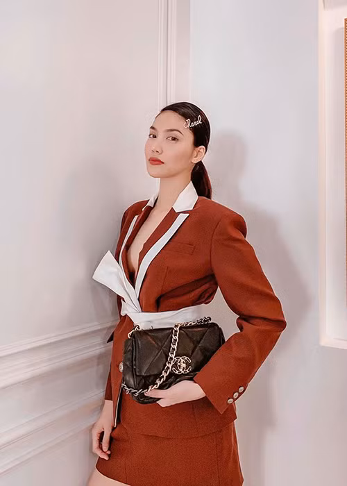 Ngoài đầm lệch vai, gần đây, người đẹp sinh năm 1992 còn chuộng váy áo có những khoảng hở khoe vòng một hờ hững.