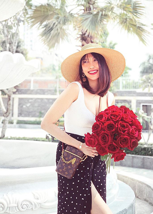 Người đẹp sinh năm 1992 hiện có cuộc sống viên mãn bên chồng đại gia và con trai.