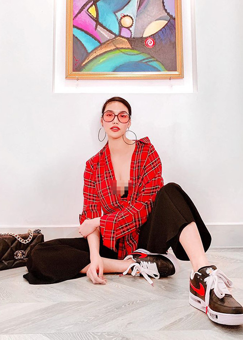 Hình ảnh Lan Khuê mặc áo lấp ló vòng một, tạo dáng sang chảnh.