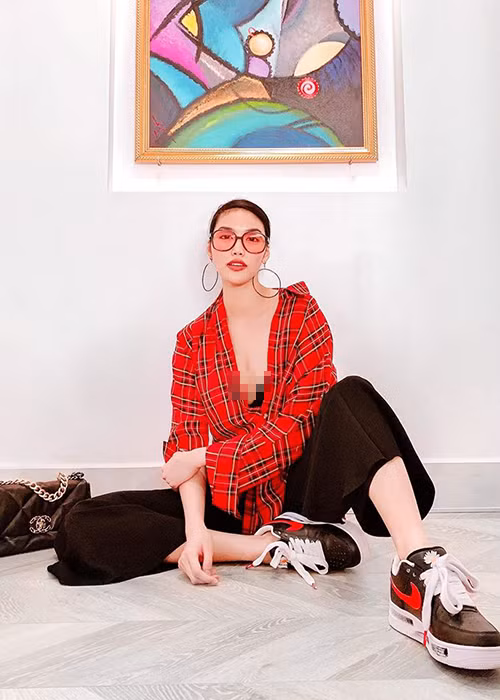 Hình ảnh Lan Khuê mặc áo lấp ló vòng một, tạo dáng sang chảnh.