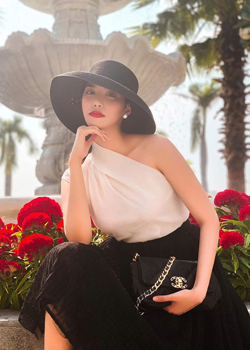 Sau khi sinh con trai đầu lòng, Hoa khôi Lan Khuê được khen ngợi ngày càng mặn mà, quyến rũ.