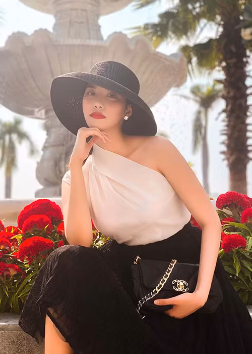 Sau khi sinh con trai đầu lòng, Hoa khôi Lan Khuê được khen ngợi ngày càng mặn mà, quyến rũ.