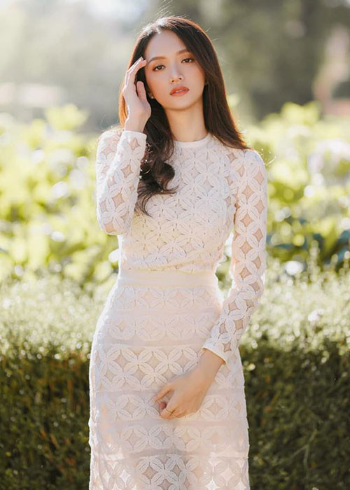 Sau khi chuyển giới, Hương Giang Idol sở hữu vóc dáng gợi cảm, gương mặt xinh đẹp. Với lợi thế ngoại hình, tài năng ca hát, cô đăng quang Hoa hậu Chuyển giới Quốc tế 2018.