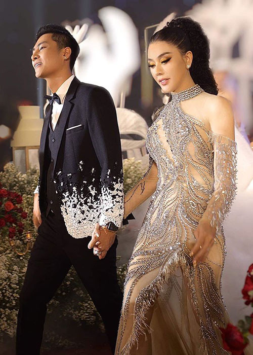 Không còn là một nam ca sĩ điển trai, Lâm Khánh Chi giờ đây là mỹ nhân có tổ ấm hạnh phúc bên chồng và con trai.