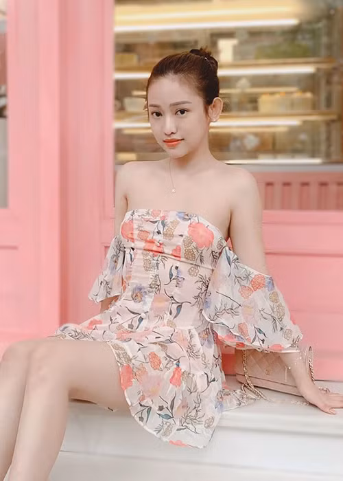 Sau lùm xùm là người thứ ba, cuộc sống của Thúy Vi thay đổi chóng mặt. Cô trở nên giàu có, đi xe sang, thường xuyên đi du lịch.