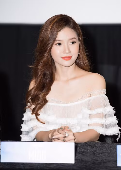 Sau khi hủy hôn, Midu trở lại với showbiz. Cô đóng phim, tham gia gameshow và gần đây còn thử sức ca hát.