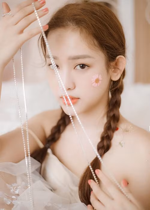 Hot girl thị phi từng thú nhận có cuộc sống xa hoa nhờ bạn trai. "Người yêu cũ mua cho nhà, người yêu mới cho cái spa", Thúy Vi tiết lộ.