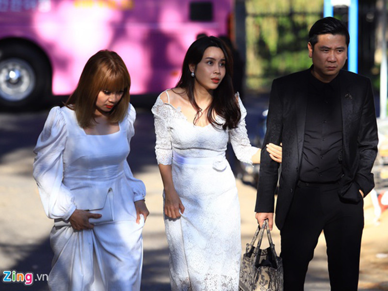 Vợ chồng Lưu Hương Giang - Hồ Hoài Anh cùng Lưu Thiên Hương dự tiệc cưới của Tóc Tiên. Được biết, cô dâu chú rể chỉ mời 50 người thân, bạn bè. Ảnh: Zing