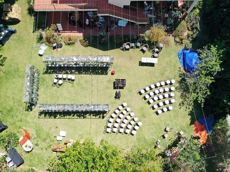 Không gian tiệc cưới của Tóc Tiên được gấp rút hoàn thiện trước giờ G. Ảnh: Zing