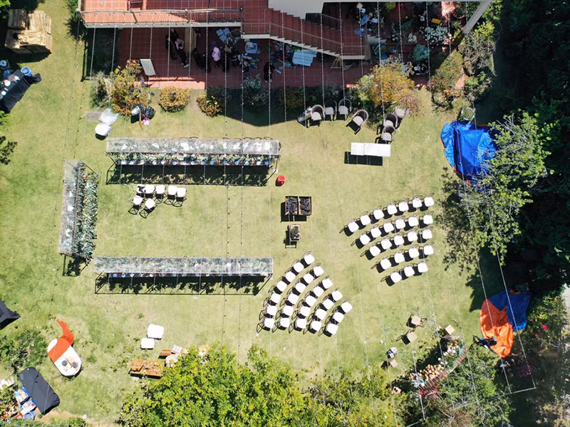 Không gian tiệc cưới của Tóc Tiên được gấp rút hoàn thiện trước giờ G. Ảnh: Zing