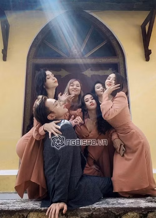 Dàn phù dâu của Tóc Tiên khoe ảnh nhí nhảnh sau hôn lễ tại nhà thờ. Ảnh: Ngôi sao