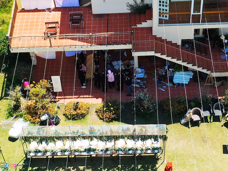 Cô dâu chú rể chọn một biệt thự vườn nằm trên đồi, có phong cảnh vô cùng lãng mạn. Ảnh: Zing