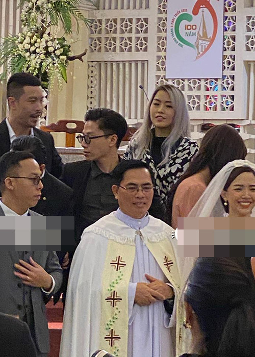 Cô dâu liên tục nở nụ cười hạnh phúc khi làm lễ cưới. Ảnh: Hóng hớt showbiz