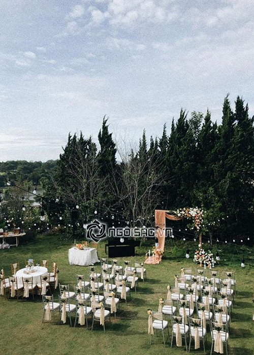 Phía đôi uyên ương treo nhiều đèn để thắp sáng không gian đồng thời kết hoa tươi tỉ mỉ. Ảnh: Ngôi sao