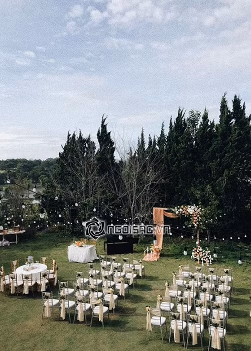 Phía đôi uyên ương treo nhiều đèn để thắp sáng không gian đồng thời kết hoa tươi tỉ mỉ. Ảnh: Ngôi sao