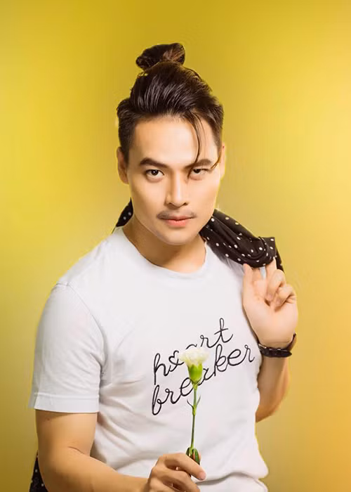 Bên cạnh đó, Tấn Phát cũng thử sức mình ở sân khấu kịch.