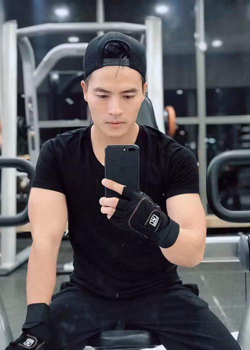 Tấn Phát sở hữu vẻ ngoài điển trai với body săn chắc.
