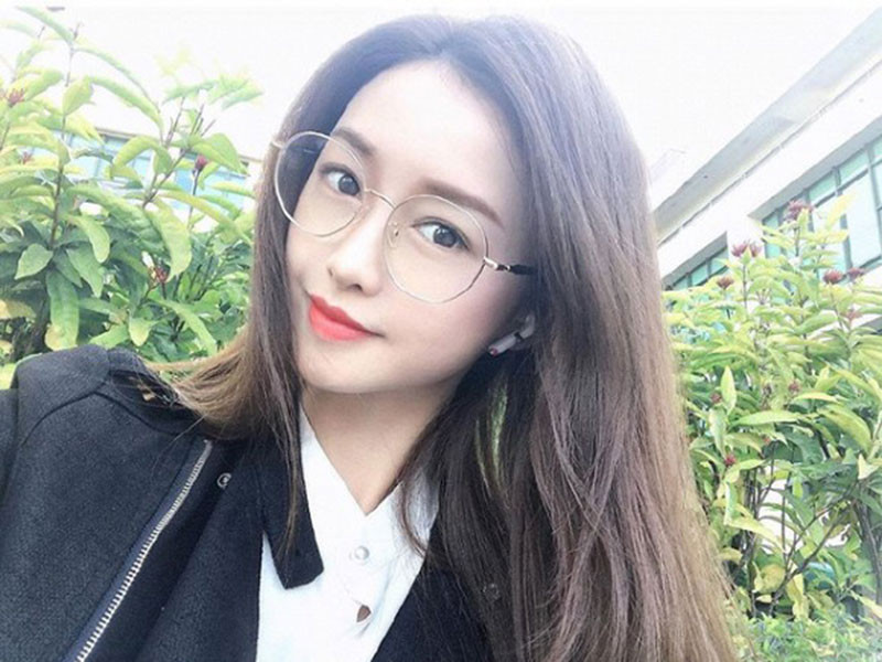 Trước khi đến với Hoa hậu châu Á ATV 2019, cô từng tham gia cuộc thi Miss Hong Kong của đài TVB nhưng không giành chiến thắng.