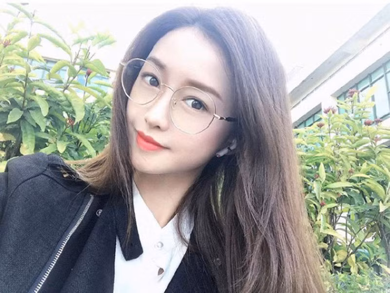 Trước khi đến với Hoa hậu châu Á ATV 2019, cô từng tham gia cuộc thi Miss Hong Kong của đài TVB nhưng không giành chiến thắng.