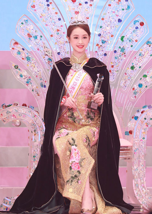 Ngoài danh hiệu hoa hậu, Vũ Đình đoạt giải Người đẹp có tiềm năng thành ngôi sao.