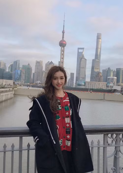 Cô sở hữu vóc dáng cao ráo, làn da trắng sứ và gương mặt thanh tú, trẻ trung.