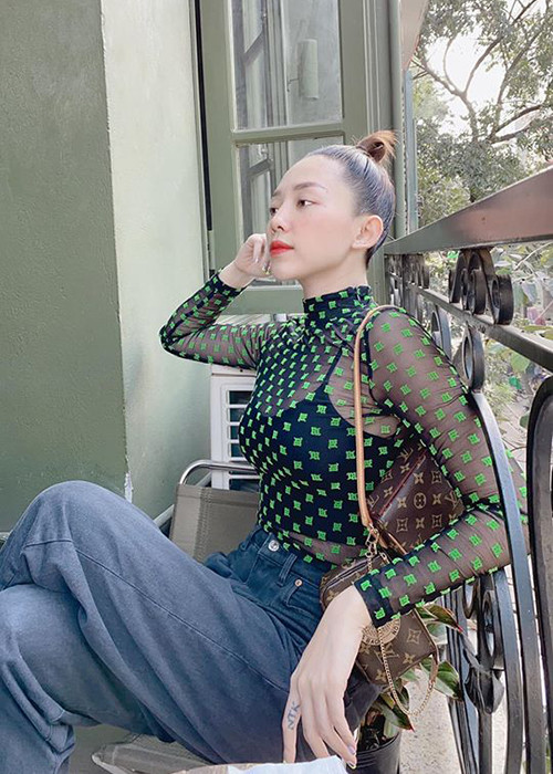 Nữ ca sĩ kể bạn trai của cô nhiều lần bị tự ái, chủ động rời xa vì không chịu được áp lực từ phía gia đình của nữ ca sĩ.