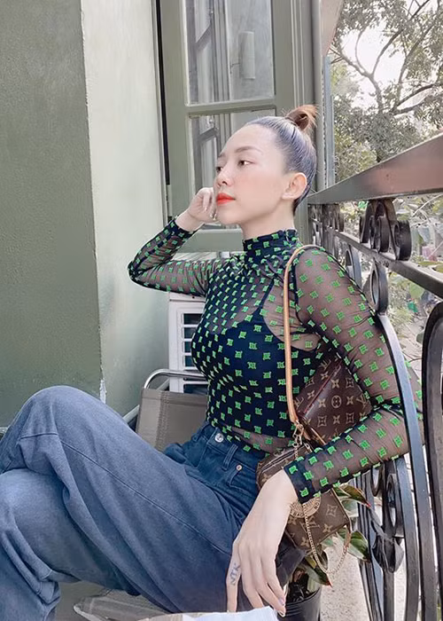 Nữ ca sĩ kể bạn trai của cô nhiều lần bị tự ái, chủ động rời xa vì không chịu được áp lực từ phía gia đình của nữ ca sĩ.