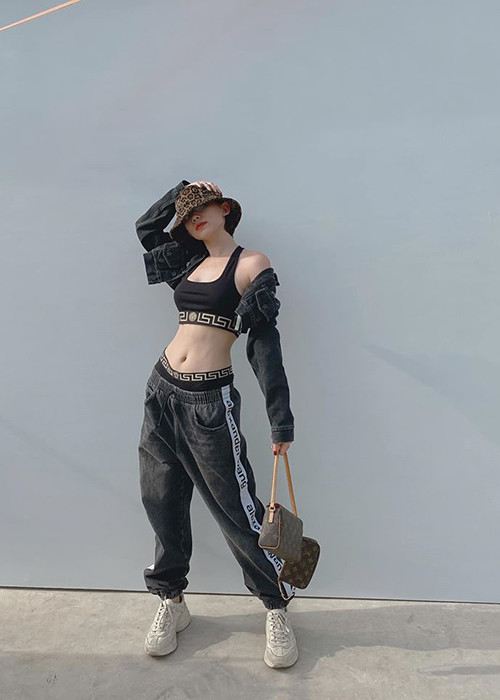 Tuy nhiên, Hoàng Touliver ban đầu bị mẹ của Tóc Tiên cấm cản chuyện yêu đương.