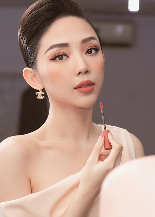 Tóc Tiên và Hoàng Touliver đã vượt qua áp lực từ phía gia đình Tóc Tiên để tiếp tục ở bên nhau.