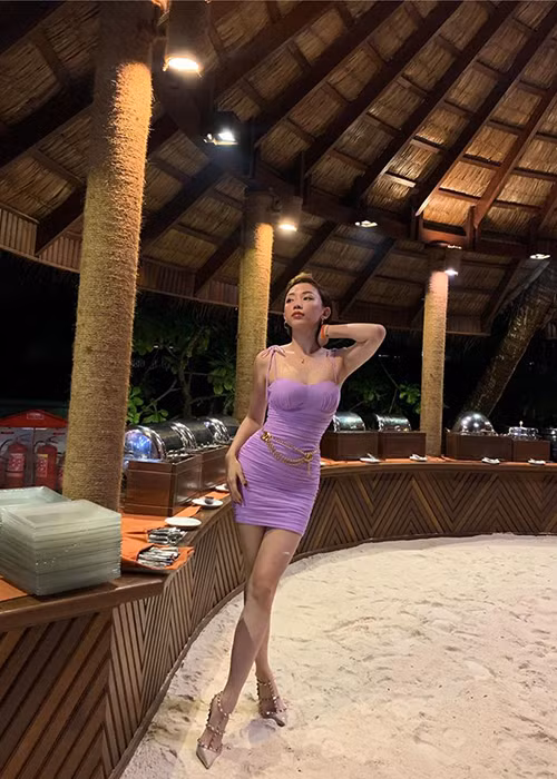 Cận cảnh body hút mắt của bạn gái Hoàng Touliver.