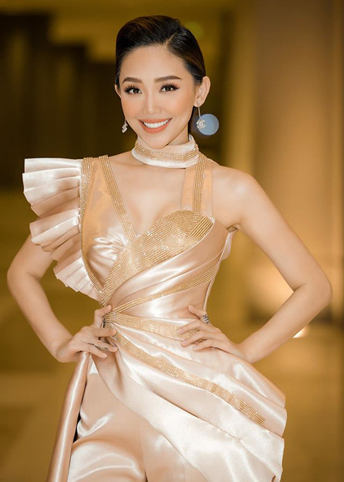 Tóc Tiên đang đắm chìm trong hạnh phúc bên bạn trai nên không thể giấu được vẻ rạng rỡ.