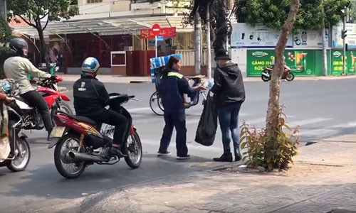 Nguoi Sai Gon doi nang dung phat khau trang mien phi cho nguoi qua duong