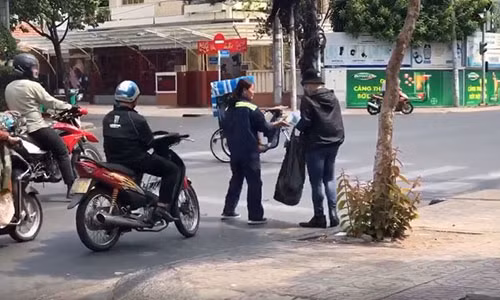 Nguoi Sai Gon doi nang dung phat khau trang mien phi cho nguoi qua duong