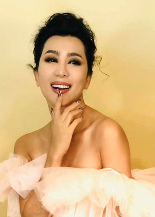 Vẻ quyến rũ của Kỳ Duyên ở tuổi 55 khiến cánh mày râu mê mệt.