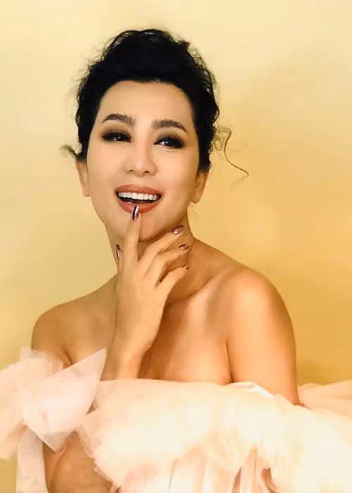 Vẻ quyến rũ của Kỳ Duyên ở tuổi 55 khiến cánh mày râu mê mệt.