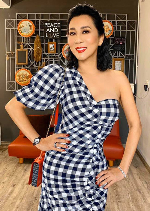 Ở tuổi 55, nữ MC khiến nhiều người phát ghen vì sở hữu nhan sắc không tuổi.