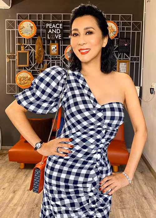 Ở tuổi 55, nữ MC khiến nhiều người phát ghen vì sở hữu nhan sắc không tuổi.