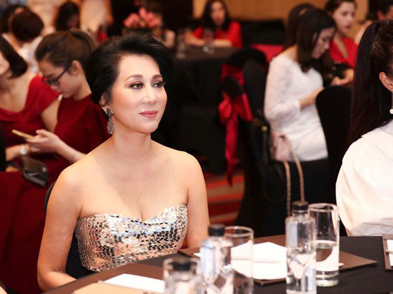 Kỳ Duyên khéo giữ vóc dáng thon gọn, gương mặt trẻ trung dù đã ở tuổi U60.