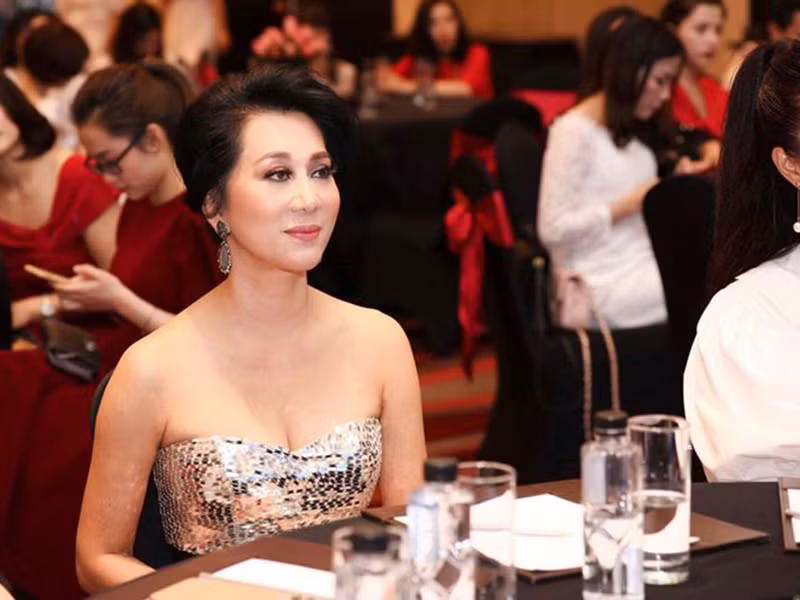 Kỳ Duyên khéo giữ vóc dáng thon gọn, gương mặt trẻ trung dù đã ở tuổi U60.