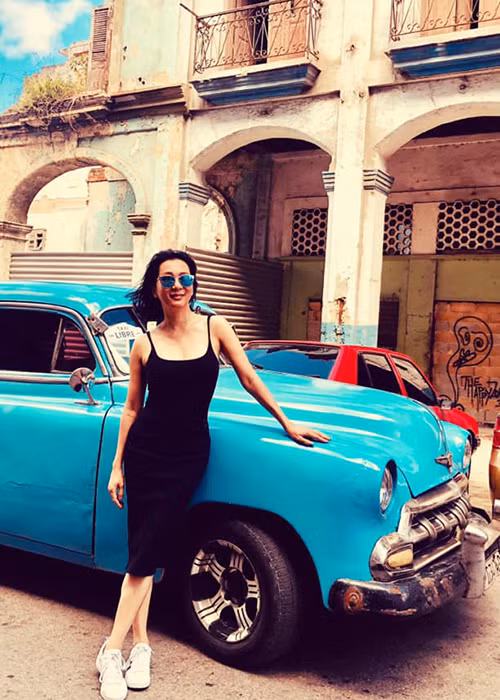 Nữ MC hải ngoại chuộng váy body ôm sát, bikini.