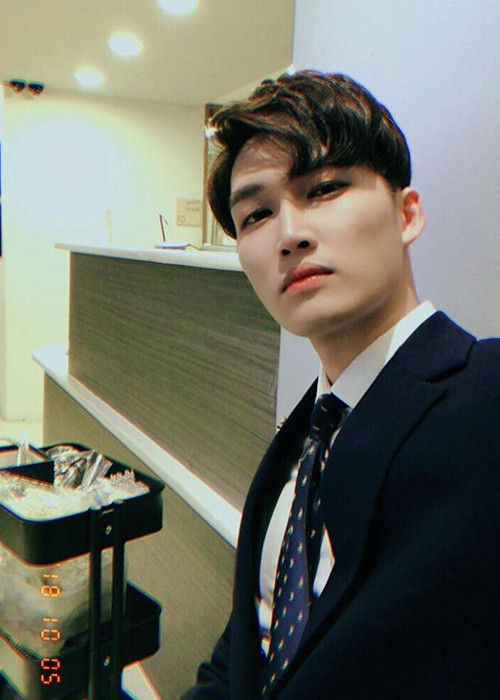 Ngoài được đào tạo bài bản về diễn xuất từ trường Đại học Sân khấu Điện ảnh, Đình Tú còn có lợi thế về ngoại hình.