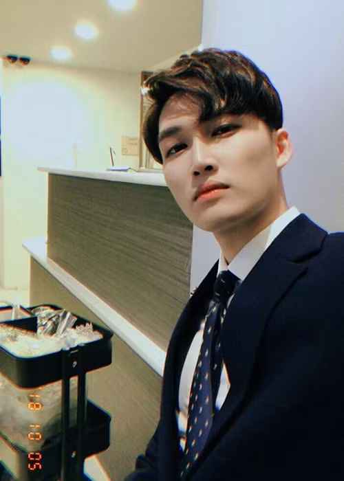 Ngoài được đào tạo bài bản về diễn xuất từ trường Đại học Sân khấu Điện ảnh, Đình Tú còn có lợi thế về ngoại hình.