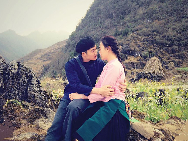 Trước "Cô gái nhà người ta", Phương Oanh đóng cặp với Đình Tú trong "Lặng yên dưới vực sâu". Tuy nhiên, lúc đó, Đình Tú chưa hẹn hò Hương Giang.