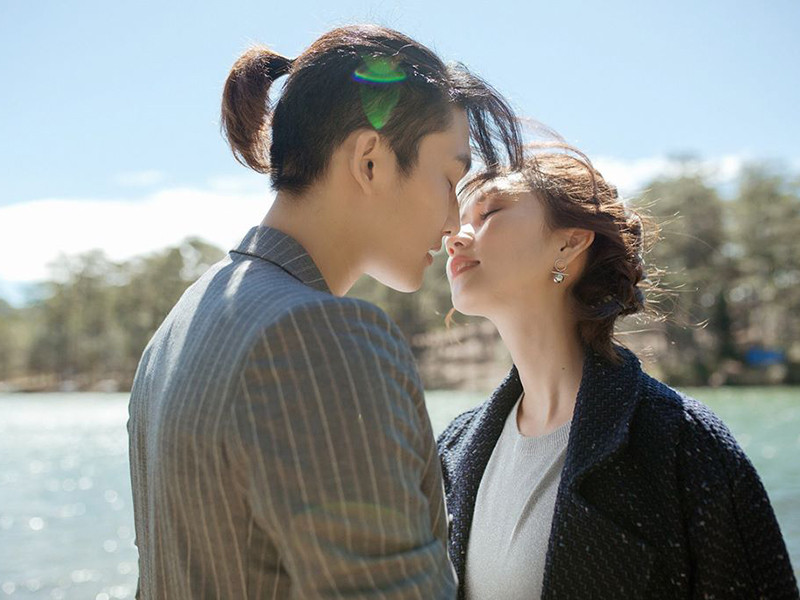 Đình Tú cho biết, bạn gái là một phụ nữ rất chín chắn và biết quan tâm đến người khác. Ở bên cô, lúc nào anh cũng thấy năng lượng tràn trề.