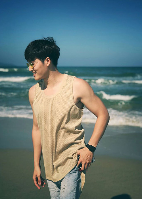 Nam diễn viên phim "Cô gái nhà người ta" sở hữu gương mặt điển trai, body săn chắc, chiều cao nổi bật.