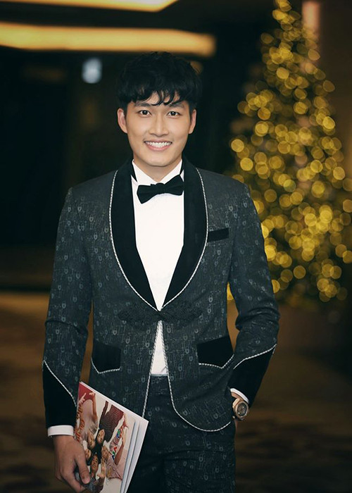 Có tài năng và sở hữu vẻ ngoài điển trai, ngay từ khi mới ra trường, Đình Tú đã được nhiều đạo diễn tin tưởng giao vai nam chính trong nhiều bộ phim.