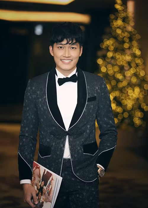 Có tài năng và sở hữu vẻ ngoài điển trai, ngay từ khi mới ra trường, Đình Tú đã được nhiều đạo diễn tin tưởng giao vai nam chính trong nhiều bộ phim.